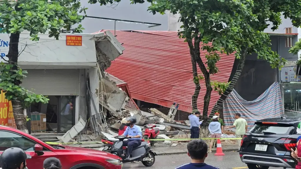 Hai căn nhà liền kề ở Bắc Ninh đổ sập khi đang cải tạo