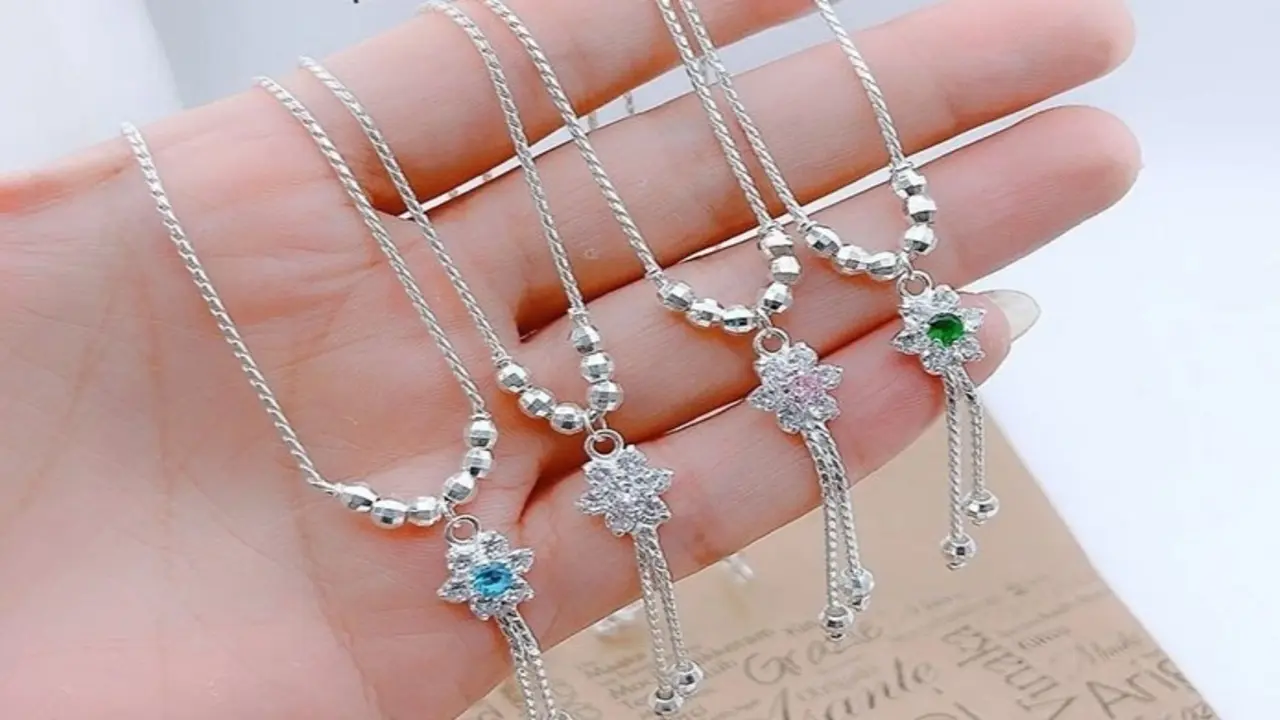 Hai đối tượng dùng kìm cướp dây chuyền bạc trên cổ bé gái 9 tuổi