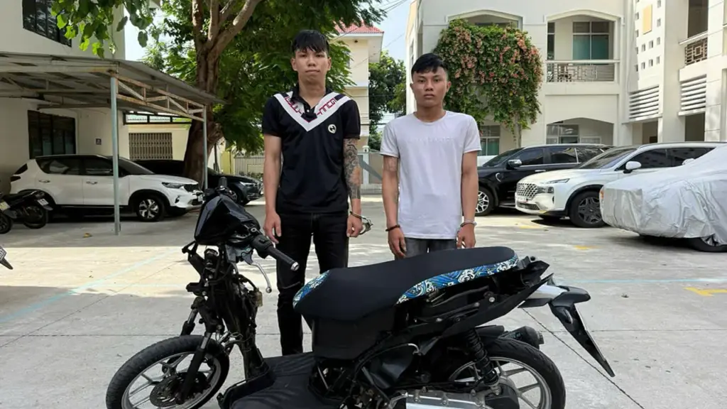 Hai gã lang thang chuyên 'lục lọi' ôtô đậu ven đường ở Đà Nẵng