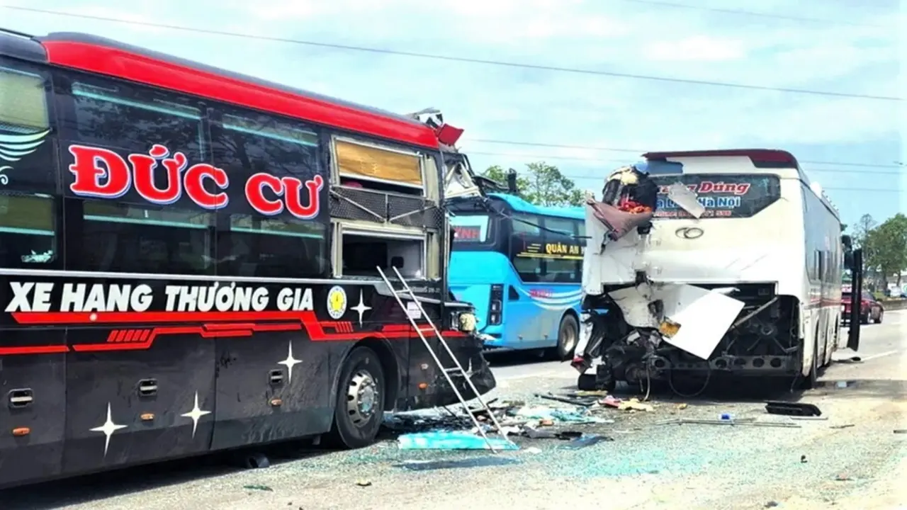 Hai ô tô khách va chạm, phụ xe tử vong, 3 người bị thương