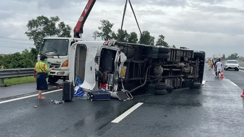 Hai ôtô va chạm trên cao tốc Hà Nội - Hải Phòng, 4 người bị thương