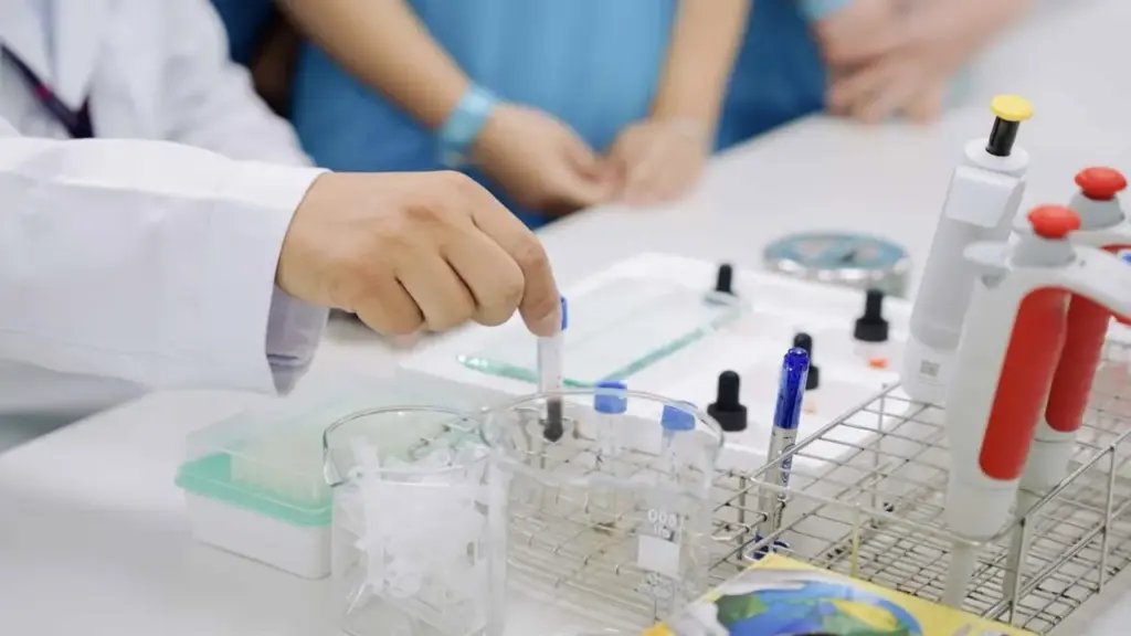 Hai trường đại học lấy điểm sàn ngành y khoa, dược học từ 21 đến 23 điểm