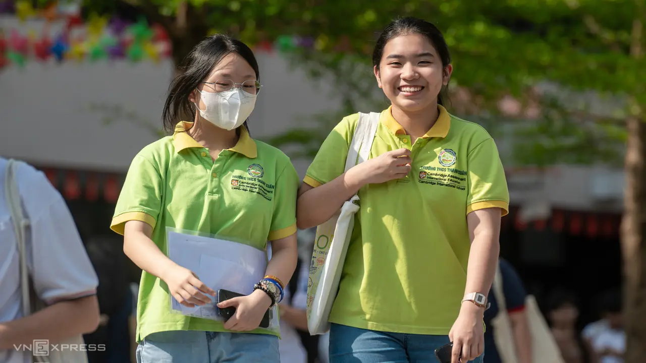 Hai trường ở Hà Nội hạ điểm chuẩn lớp 10