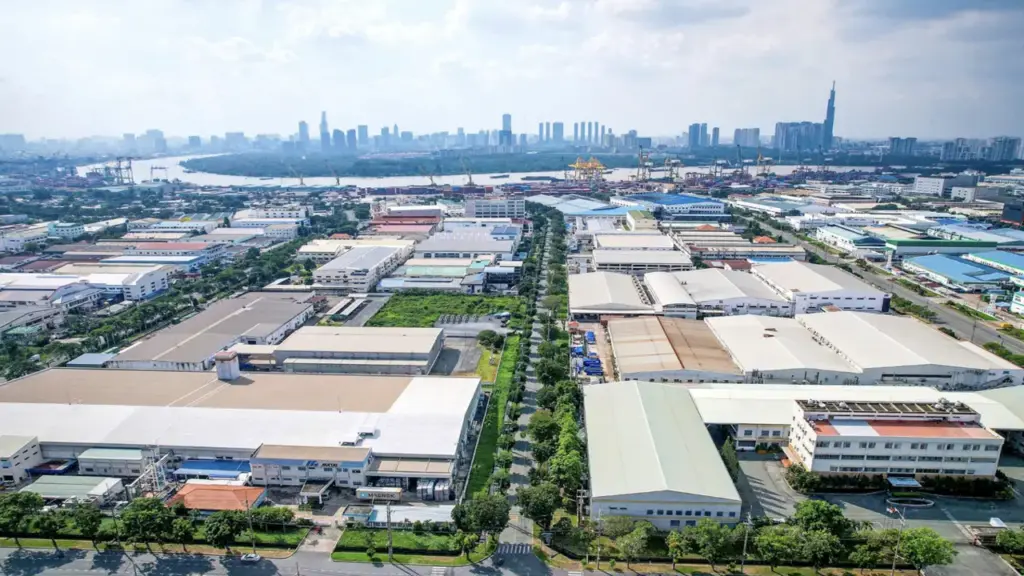 Hàng chất lượng cao vào khu công nghiệp