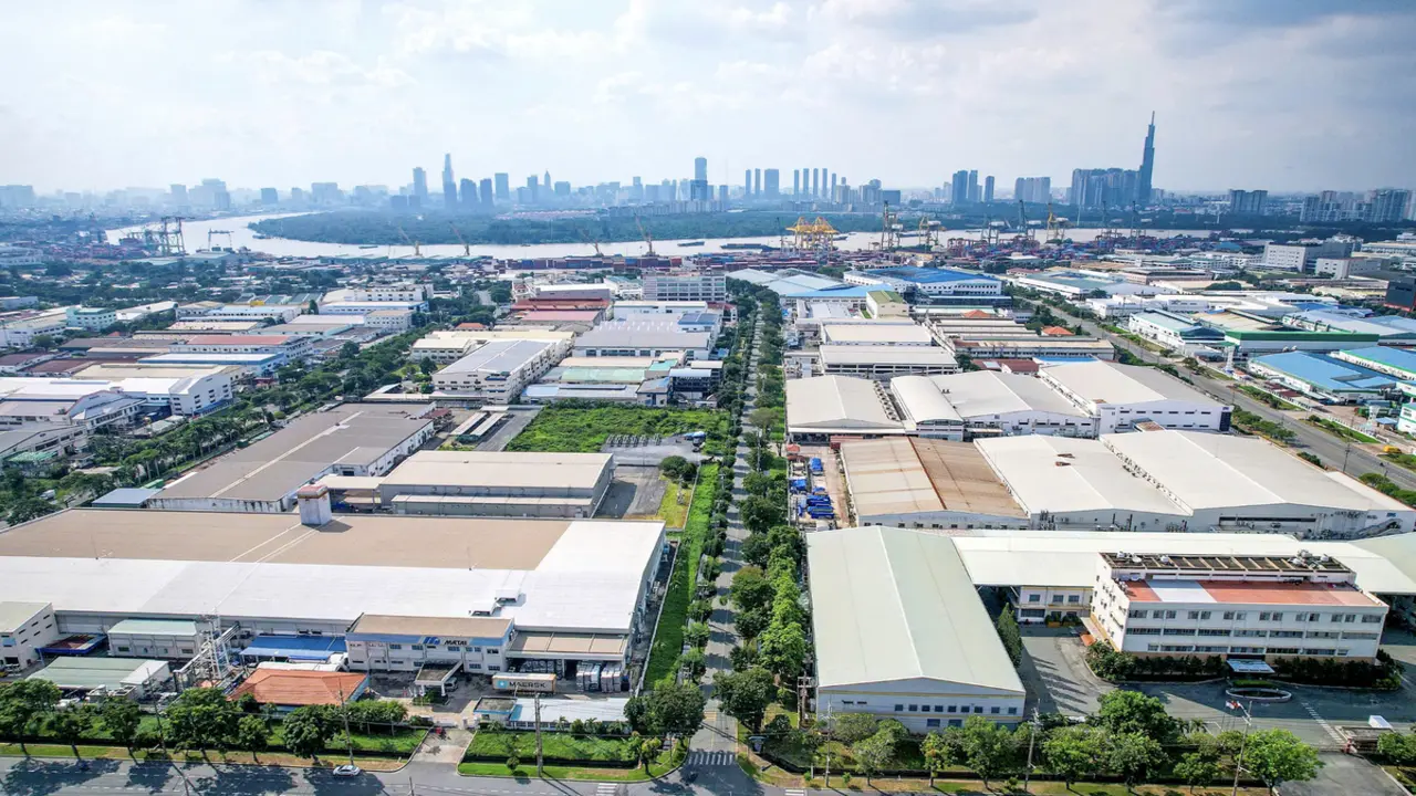Hàng chất lượng cao vào khu công nghiệp