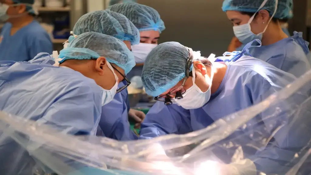 Hàng chục bác sĩ phẫu thuật ghép tim, gan từ hai người hiến chết não cho bệnh nhân