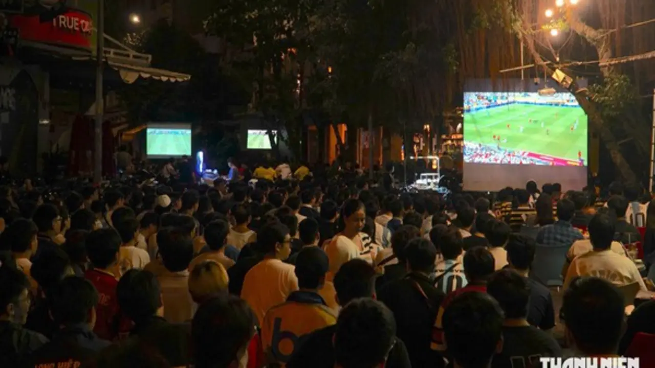 Hàng ngàn người ở TP.HCM thức trắng xem chung kết World Cup, vỡ òa khi Tây Ban Nha vô địch
