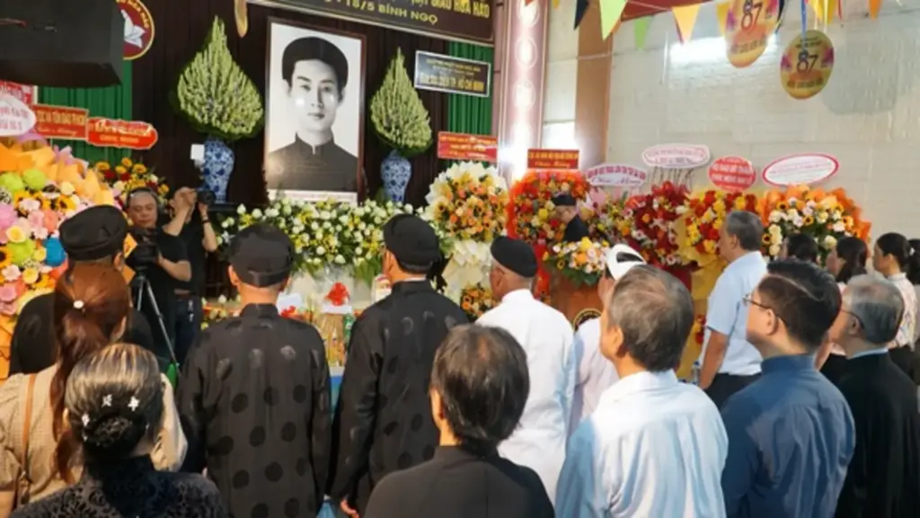 Hàng trăm đồng đạo Phật giáo Hòa Hảo dự đại lễ khai đạo 18 tháng 5 âm lịch