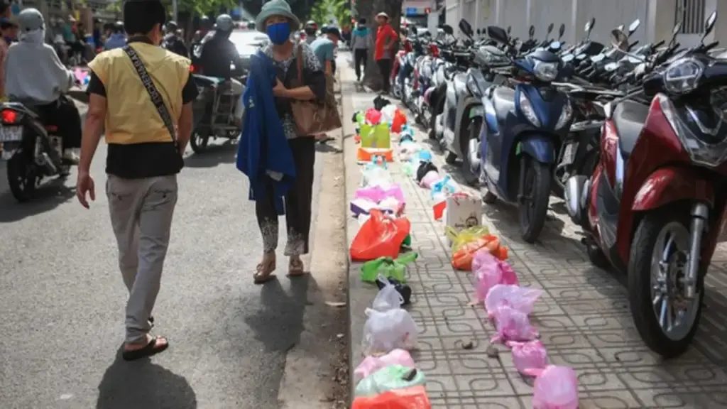 Hàng túi ni lông vỉa hè Bệnh viện Hùng Vương, phận nghèo vơi xót xa