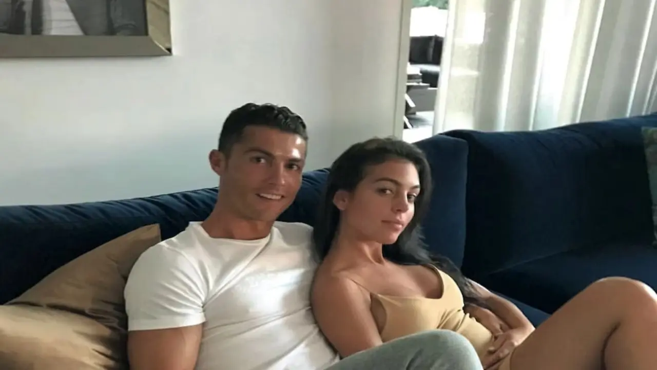 Hành động của bạn gái sau khi Ronaldo bật khóc rời World Cup