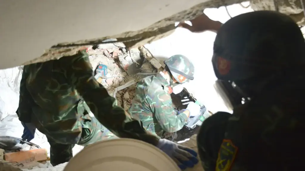Hành trình tìm nạn nhân dưới đống đổ nát ở Venezuela