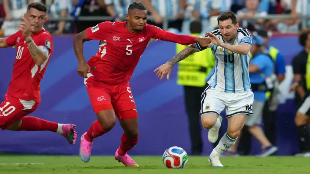 Hậu vệ Thụy Sĩ tố trọng tài thiên vị Argentina