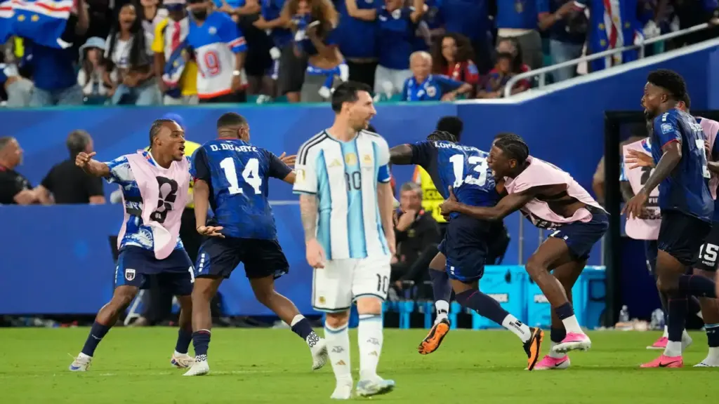 Henry và Ibrahimovic kêu gọi FIFA trao cup cho Cape Verde