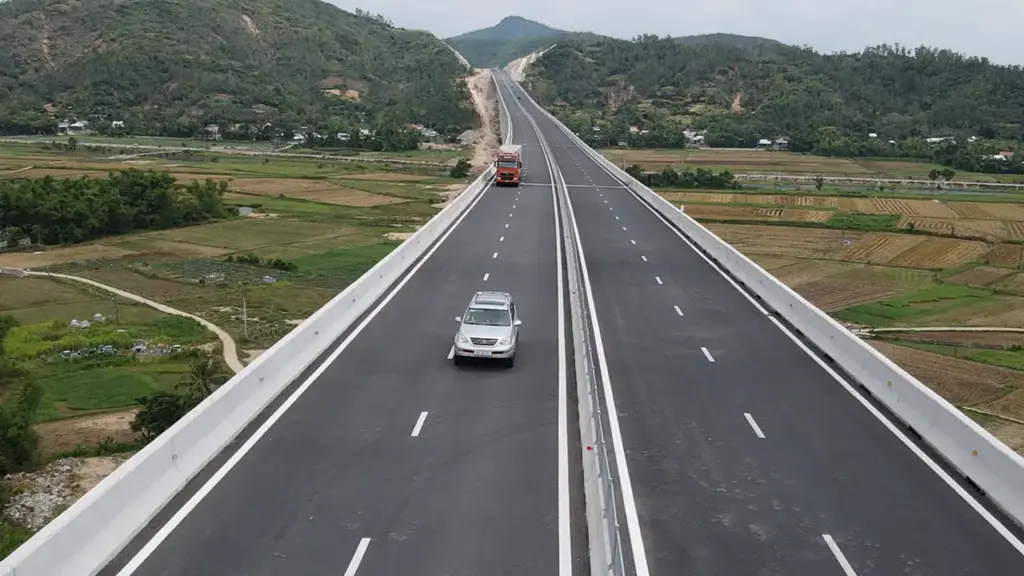 Hiểu đúng lý giải của CSGT về sử dụng làn trái cao tốc