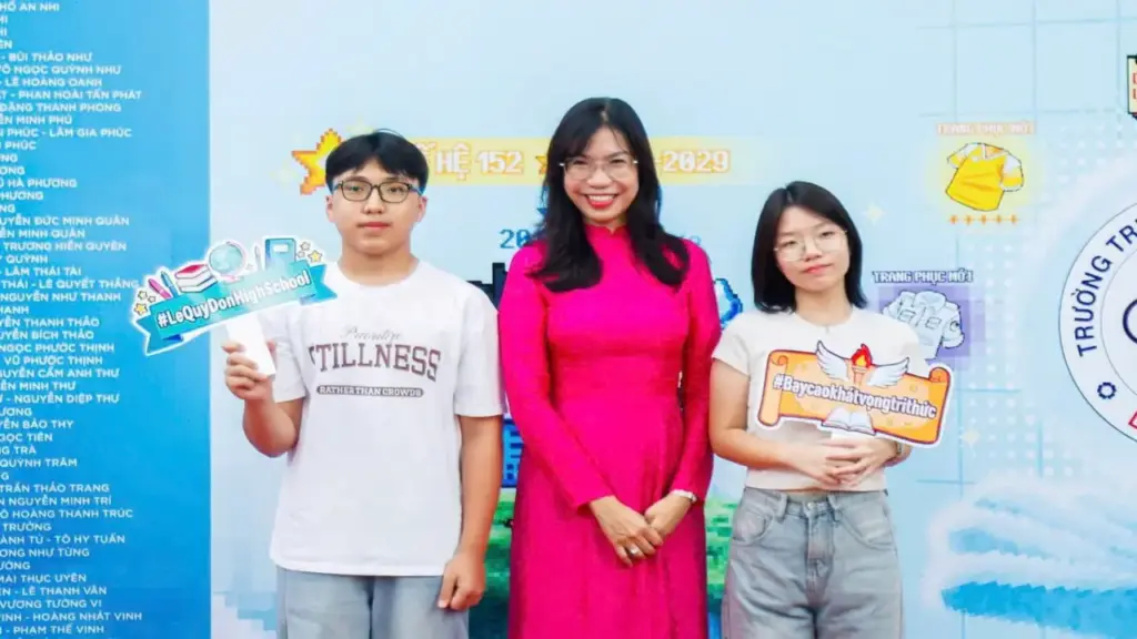 Hiệu trưởng tặng 'thẻ truy cập' độc quyền cho học sinh trúng tuyển lớp 10