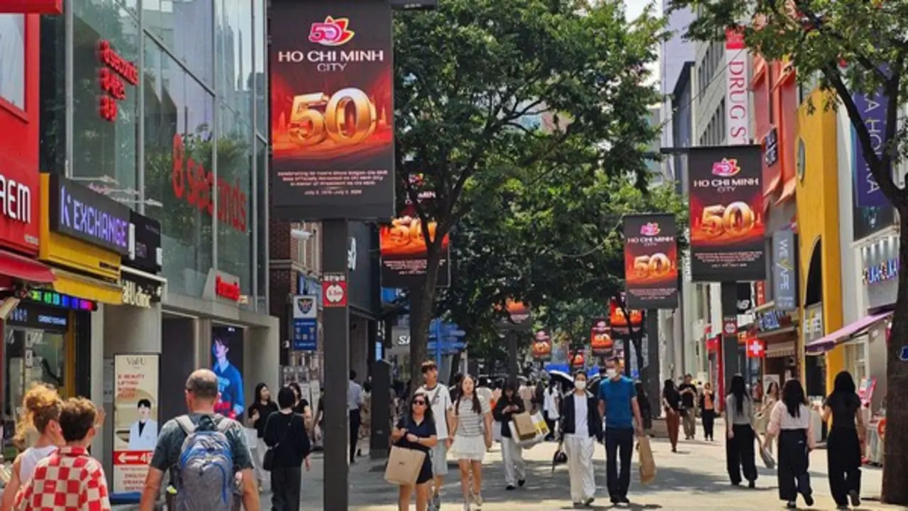 Hình ảnh 50 năm thành phố mang tên Bác nổi bật giữa trung tâm Seoul