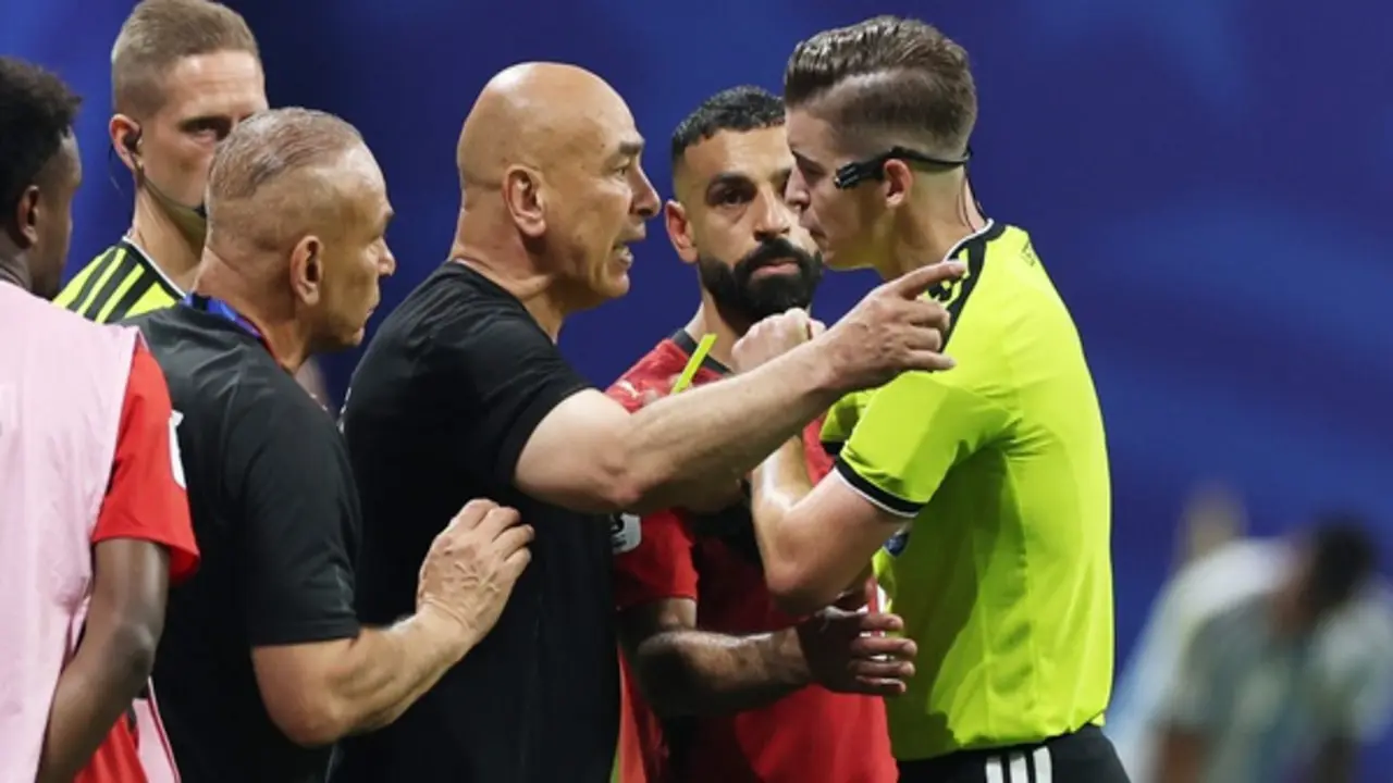 HLV Ai Cập bức xúc, tố FIFA thiên vị Argentina: 'Họ muốn Messi tiếp tục cuộc đua'