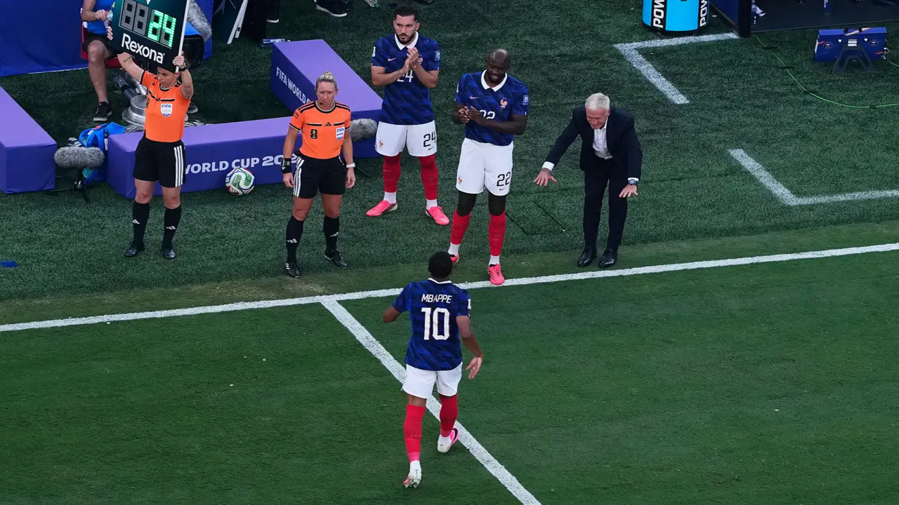HLV Deschamps cúi đầu trước Mbappe