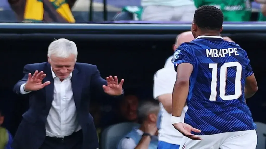 HLV Deschamps cúi người, thể hiện sự thán phục với Mbappe