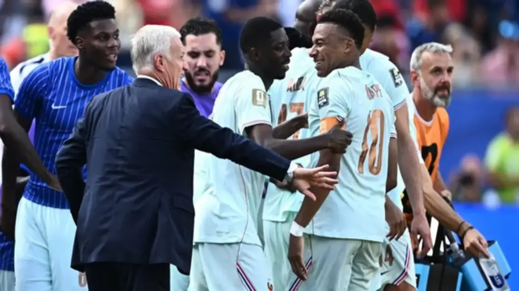 HLV Deschamps đi vào lịch sử World Cup. Mbappe - Dembele tái lập kỳ tích của Brazil