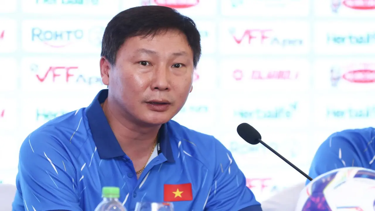 HLV Kim Sang Sik tìm giải pháp kết hợp Xuân Son, Hoàng Hên và Tài Lộc