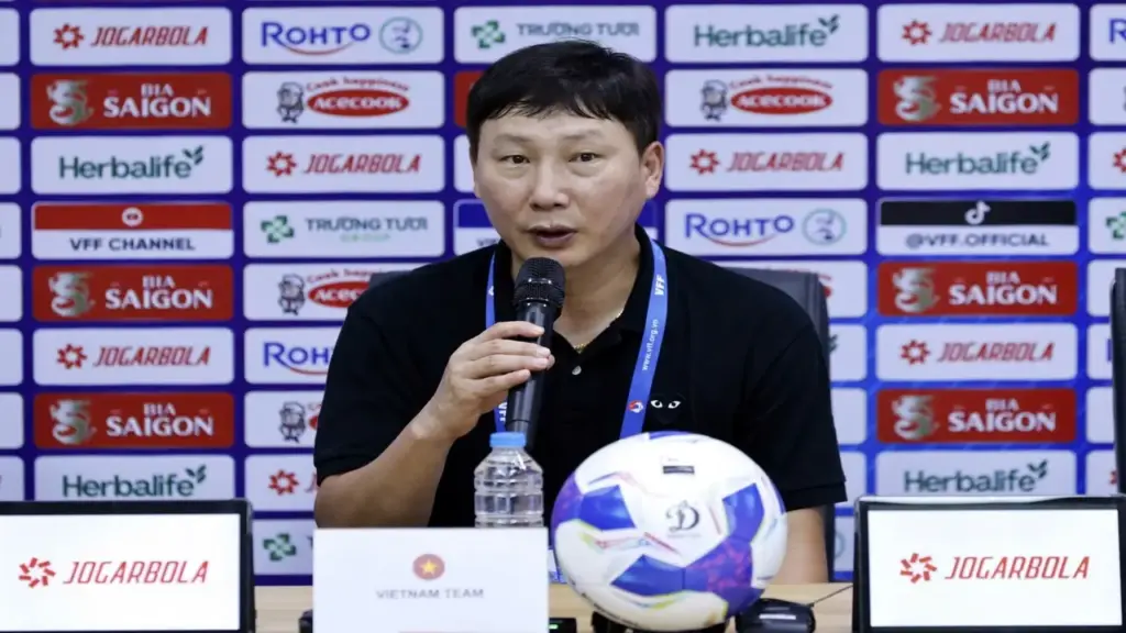 HLV Kim Sang Sik: “Tuyển Việt Nam mạnh hơn khi có 3 cầu thủ nhập tịch”