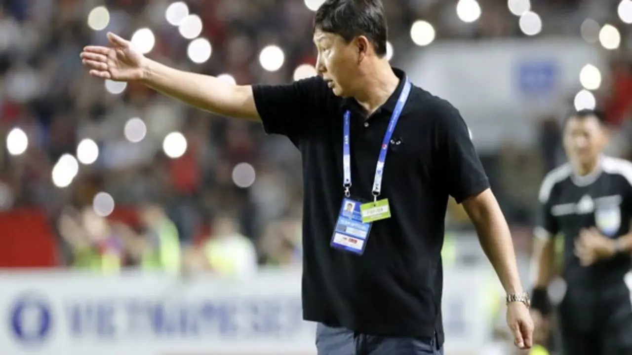 HLV Kim Sang-sik khen ngợi Đình Bắc, tiết lộ sốc về Xuân Son: 'Cậu ấy bị đau...'