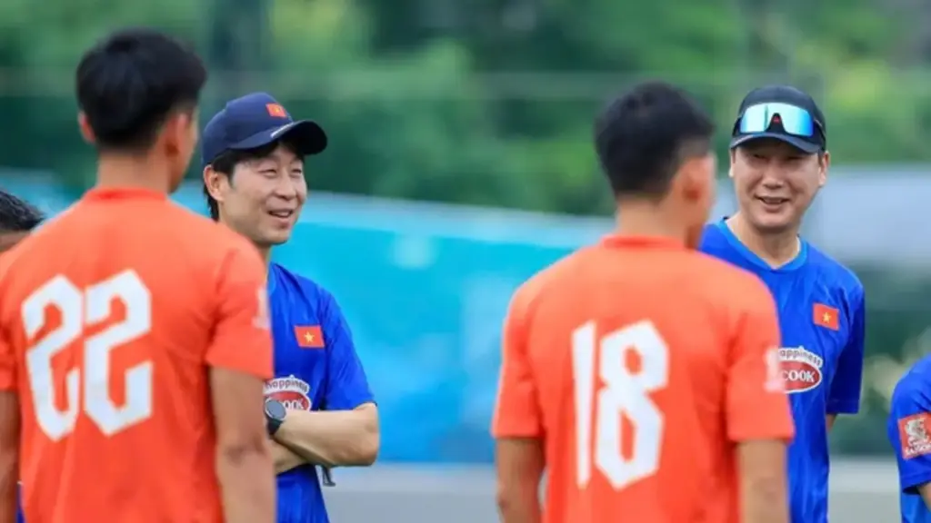 HLV Kim Sang-sik nói rất hay về trợ lý mới người Hàn, bất ngờ nhắc Khoa Ngô: 'Tôi rất tiếc...'
