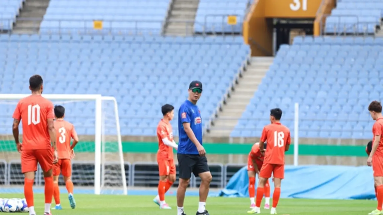 HLV Kim Sang-sik 'soi' kỹ từng vị trí trước trận đầu tiên tại Hàn Quốc, sao 1,95 m hé lộ một điều…