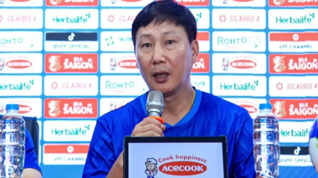 HLV Kim Sang-sik vừa xem World Cup vừa ước: 'Mong đội tuyển Việt Nam được góp mặt'
