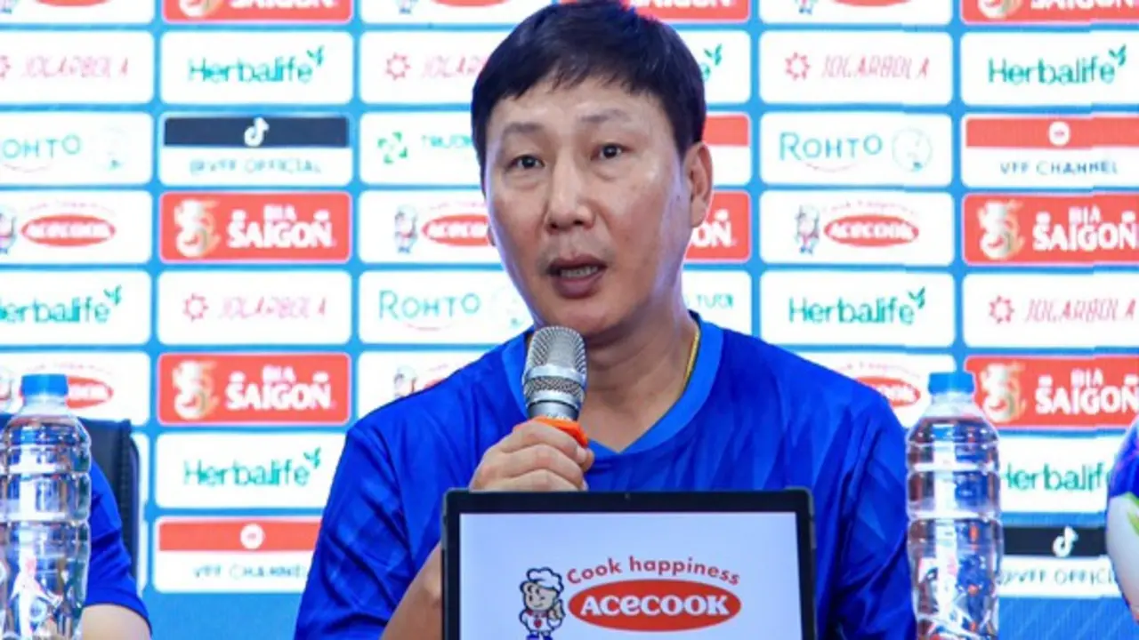 HLV Kim Sang-sik vừa xem World Cup vừa ước: 'Mong đội tuyển Việt Nam được góp mặt'