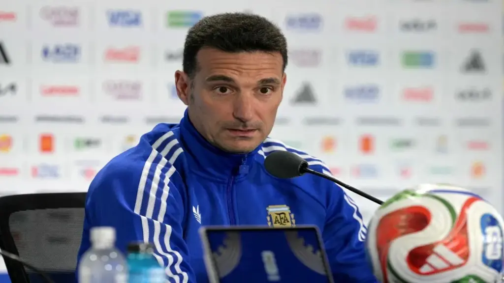 HLV Scaloni lên tiếng khi Argentina bị tố cáo được FIFA thiên vị