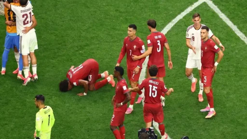 HLV Tây Ban Nha gây sốt với cảnh ôm Ronaldo: 'Tôi ngưỡng mộ giá trị anh ấy…’