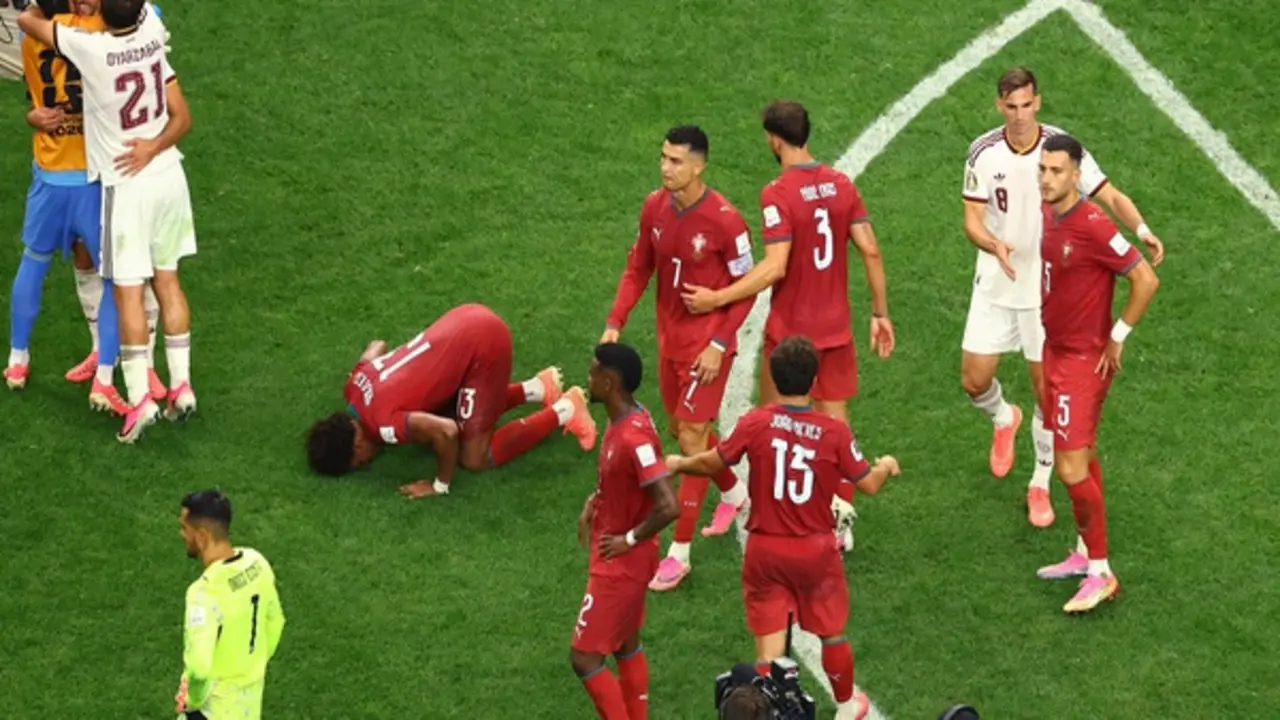 HLV Tây Ban Nha gây sốt với cảnh ôm Ronaldo: 'Tôi ngưỡng mộ giá trị anh ấy…’