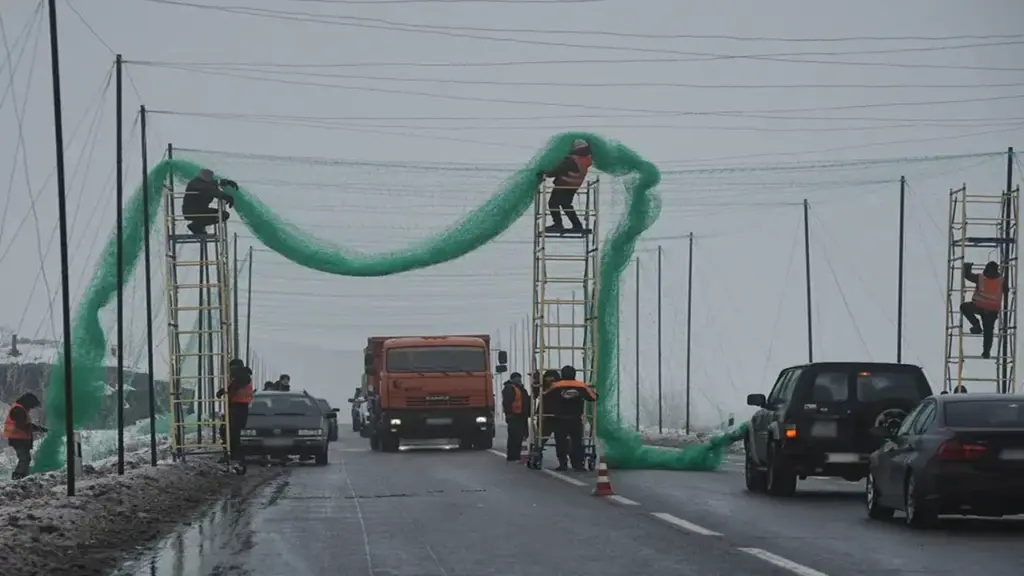Hỏa lực kín đặc bầu trời, Ukraine "lợp mái" cho 1.000km huyết mạch hậu cần