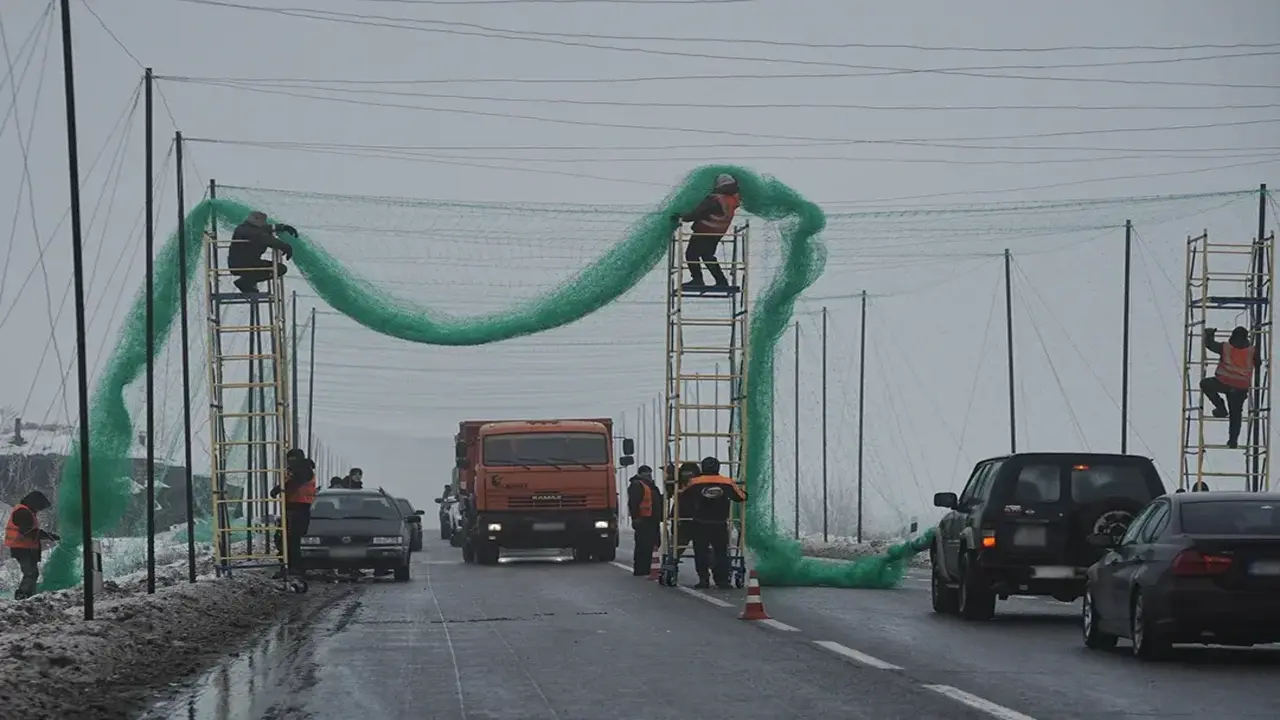 Hỏa lực kín đặc bầu trời, Ukraine "lợp mái" cho 1.000km huyết mạch hậu cần
