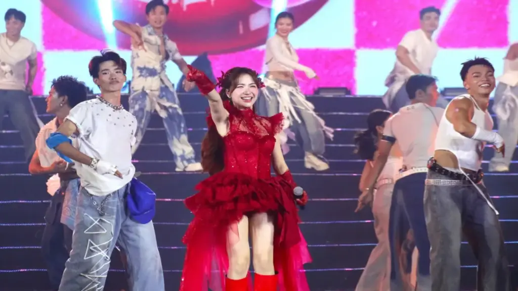 Hòa Minzy, Đức Phúc, Lâm Bảo Ngọc... 'đốt cháy' sân khấu đêm khai mạc Festival biển Khánh Hòa 2026