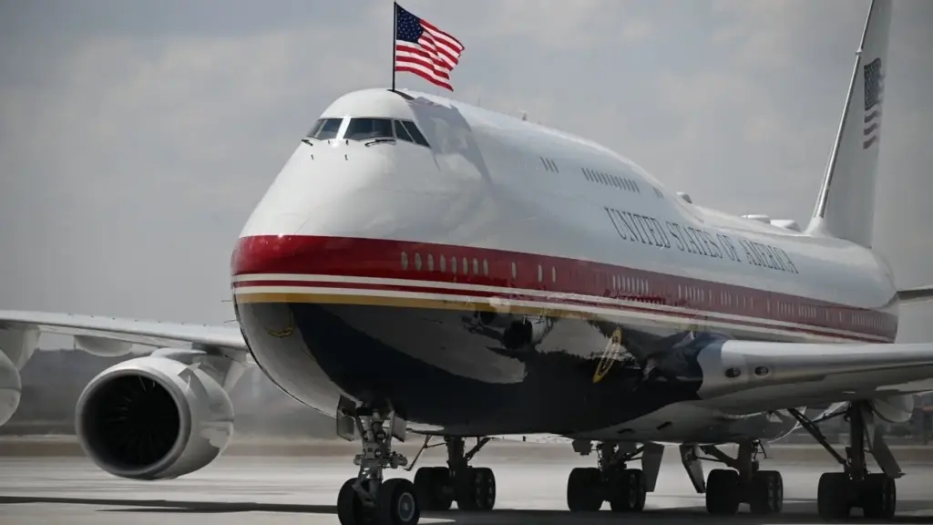 Hoài nghi quanh chuyên cơ Không lực Một mới của ông Trump