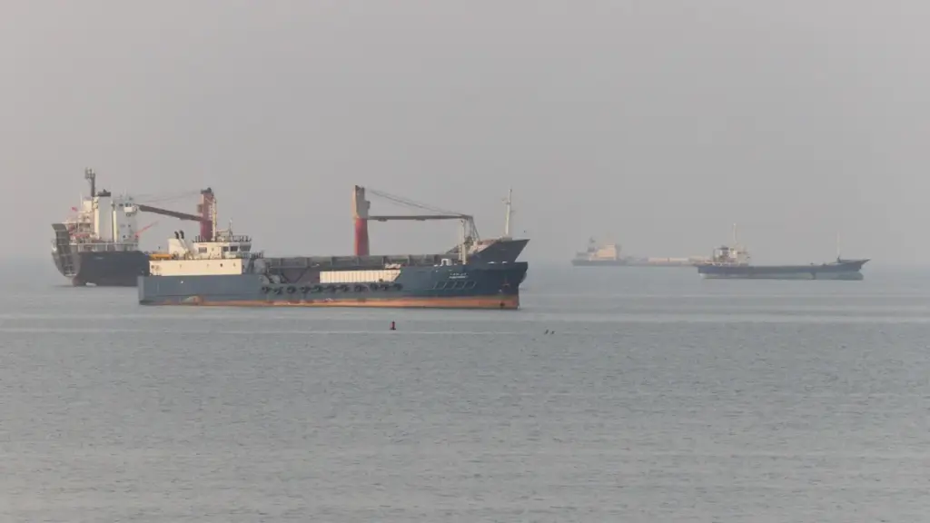 Hoạt động lưu thông qua eo biển Hormuz bị ảnh hưởng gì nếu Mỹ áp phí 20%?