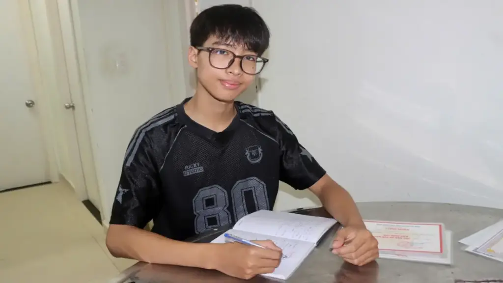 Học bổng Chắp cánh ước mơ: Phụ mẹ bán cà phê, bưng hủ tiếu, đoạt giải kỳ thi Olympic