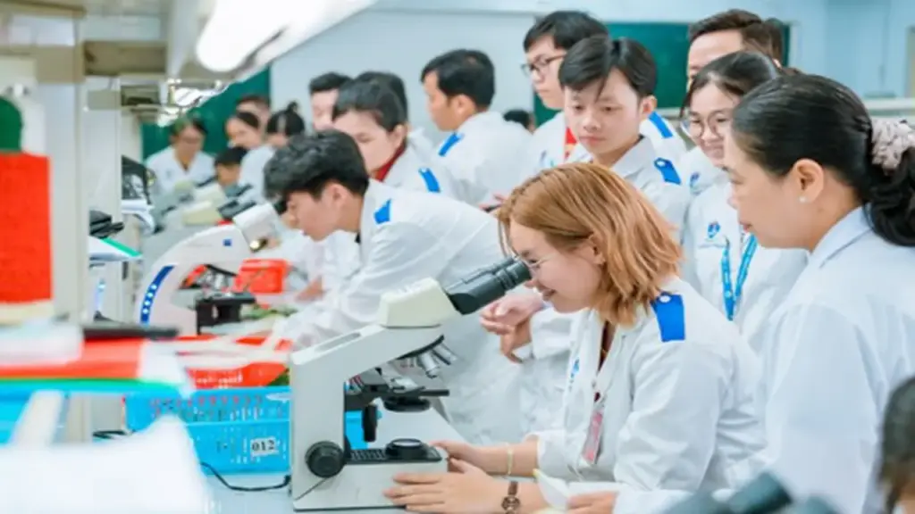 Học khối ngành Sức khỏe NTTU: Không chỉ thuộc lý thuyết, phải làm được nghề