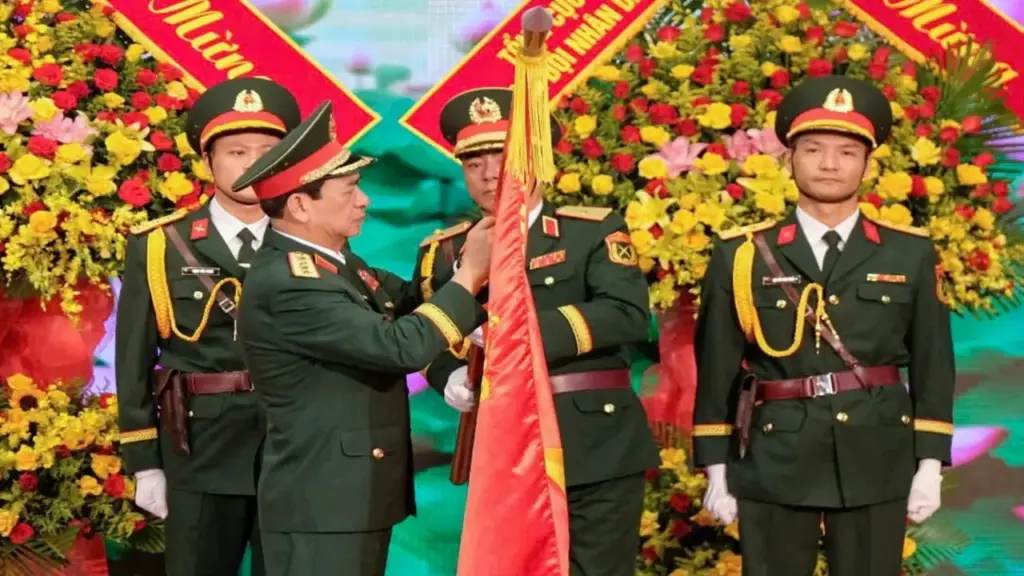 Học viện Lục quân đón nhận Huân chương Bảo vệ Tổ quốc hạng Nhất