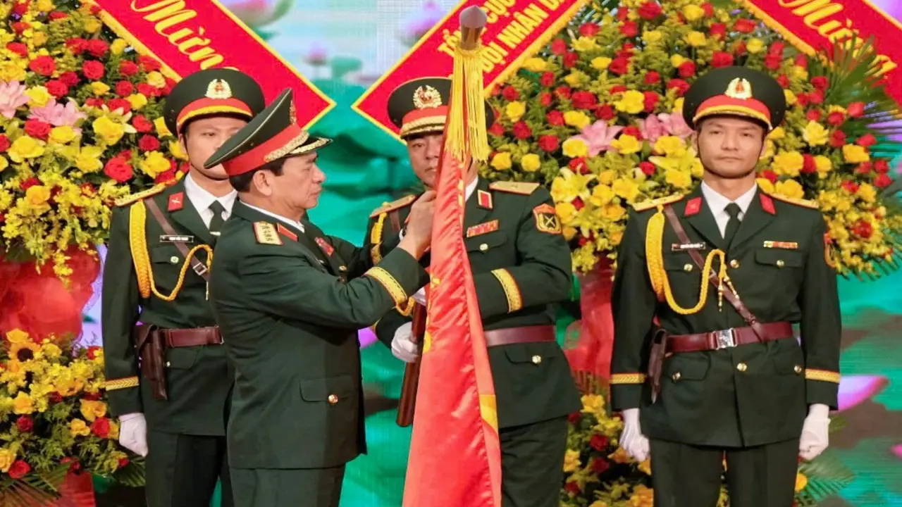 Học viện Lục quân đón nhận Huân chương Bảo vệ Tổ quốc hạng Nhất