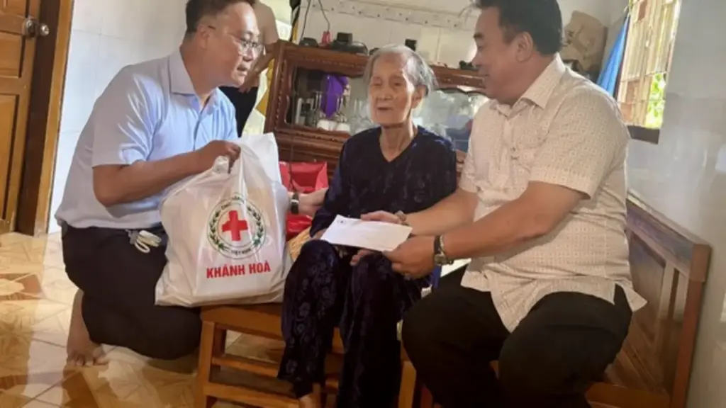 Hội Nhà báo và Hội Chữ thập đỏ tỉnh Khánh Hòa tặng quà gia đình chính sách