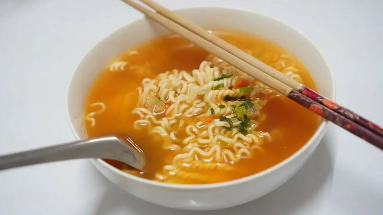 Hơn 100 người ở châu Âu nhiễm Salmonella liên quan mì ăn liền