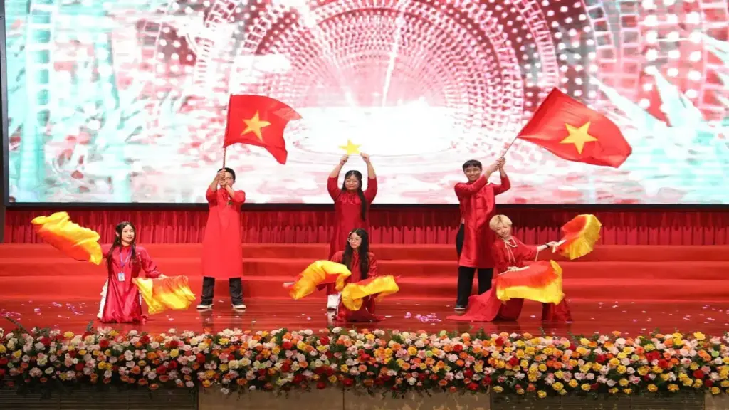 Hơn 100 thanh niên kiều bào tham gia hành trình tìm về nguồn cội