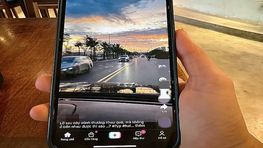 Hôn nhân nguội lạnh bởi chứng 'nghiện' video ngắn