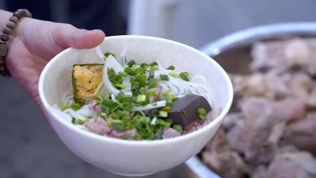 Huế khai hội bún bò bên sông Hương