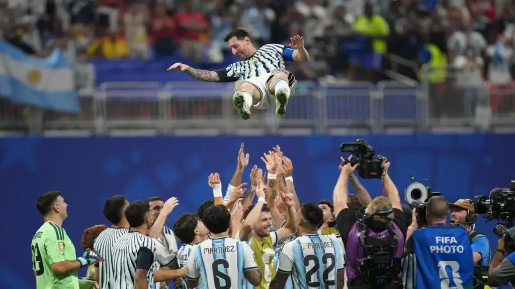 Huyền thoại Brazil cạn lời vì Messi