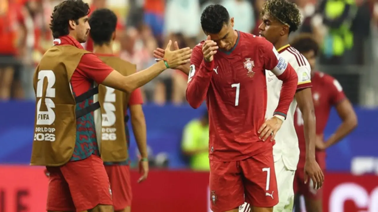 Ibrahimovic chê HLV Martinez không dám hy sinh Ronaldo, khiến Bồ Đào Nha bị loại cay đắng